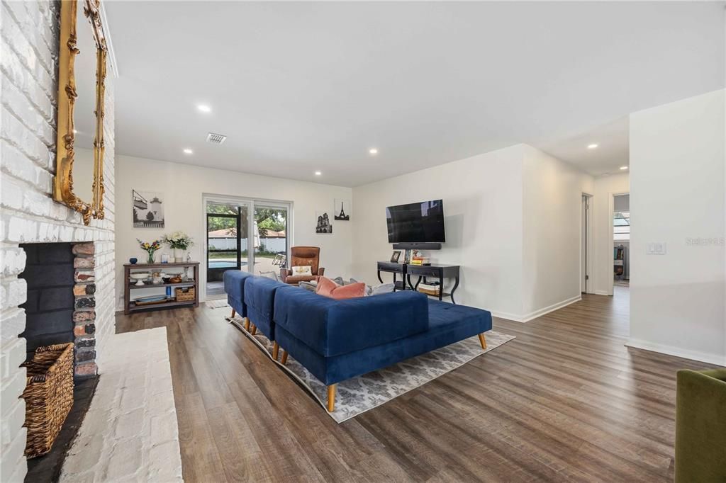 For Sale: $389,900 (4 beds, 2 baths, 1893 Square Feet)