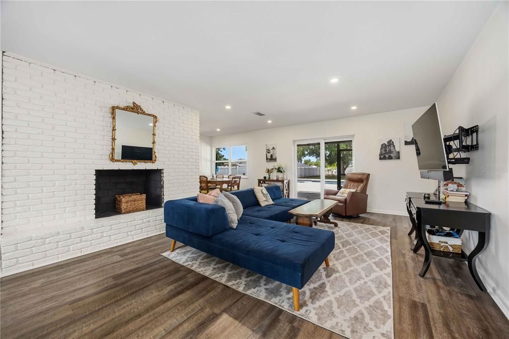 For Sale: $389,900 (4 beds, 2 baths, 1893 Square Feet)