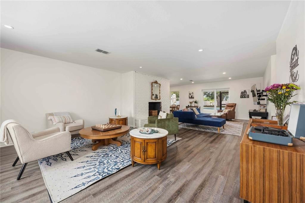 For Sale: $389,900 (4 beds, 2 baths, 1893 Square Feet)