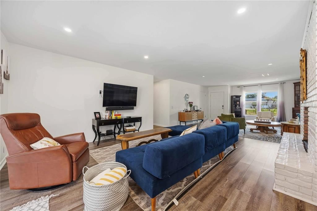 For Sale: $389,900 (4 beds, 2 baths, 1893 Square Feet)