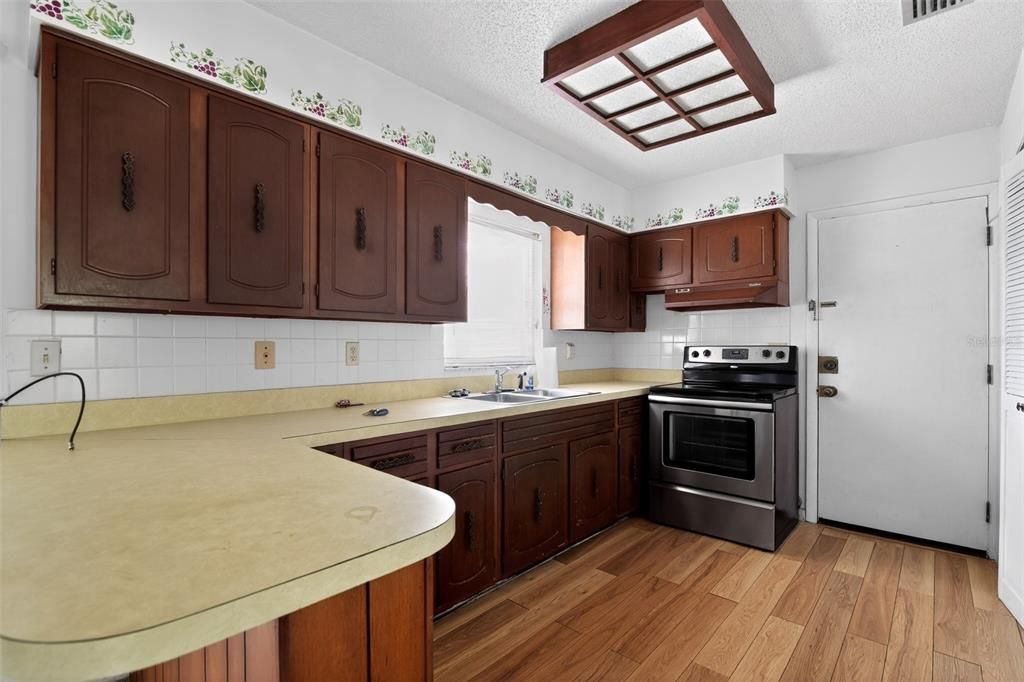 For Sale: $180,000 (2 beds, 2 baths, 984 Square Feet)
