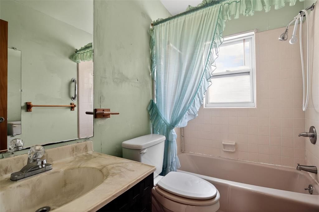 For Sale: $180,000 (2 beds, 2 baths, 984 Square Feet)