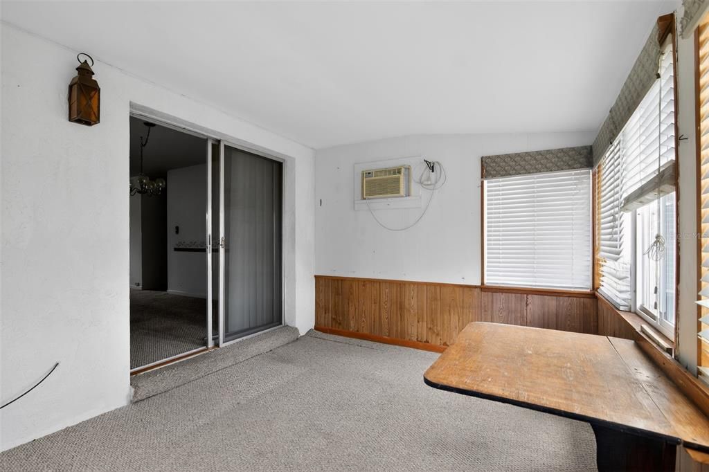 For Sale: $180,000 (2 beds, 2 baths, 984 Square Feet)