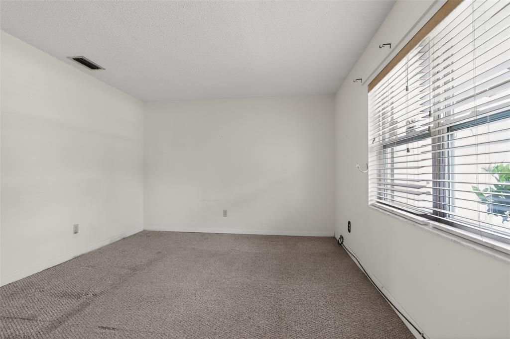 For Sale: $180,000 (2 beds, 2 baths, 984 Square Feet)