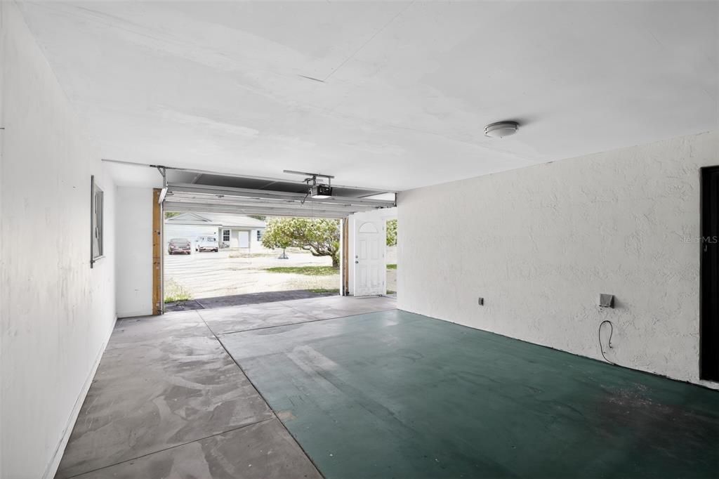 For Sale: $180,000 (2 beds, 2 baths, 984 Square Feet)