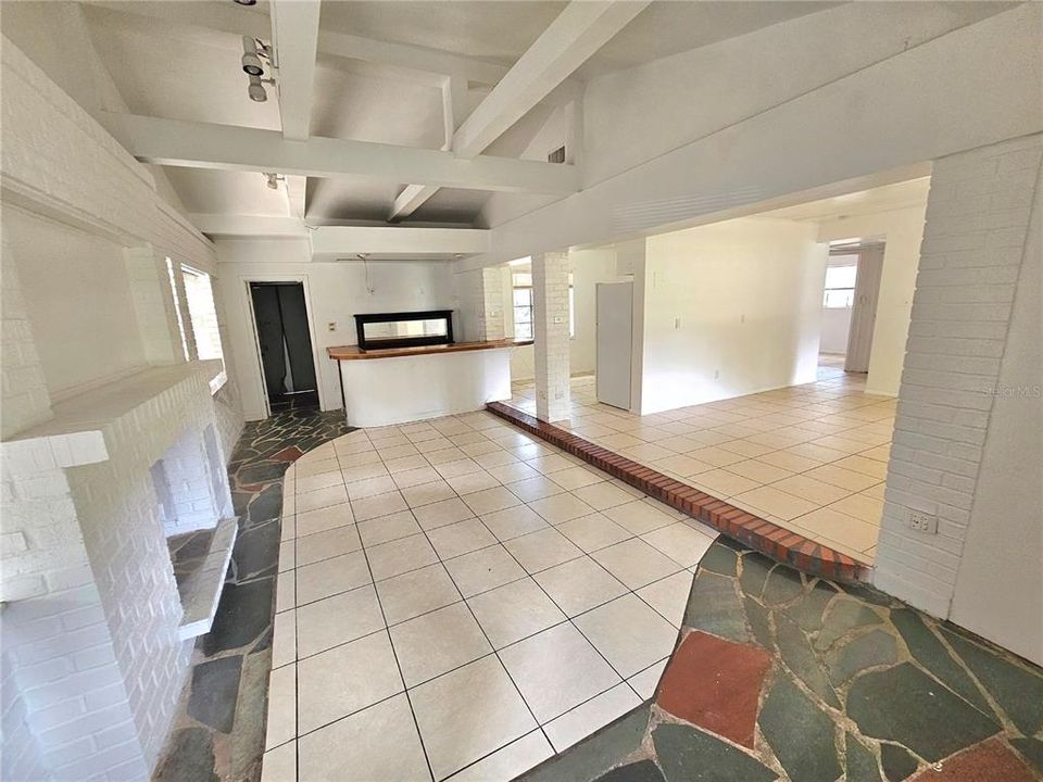 For Rent: $1,800 (2 beds, 1 baths, 1093 Square Feet)