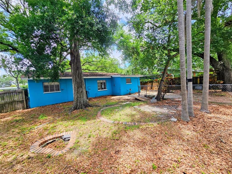 For Rent: $1,800 (2 beds, 1 baths, 1093 Square Feet)