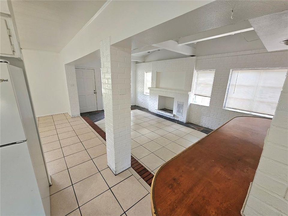 For Rent: $1,800 (2 beds, 1 baths, 1093 Square Feet)