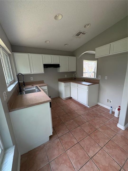 Active With Contract: $1,500 (3 beds, 2 baths, 1136 Square Feet)