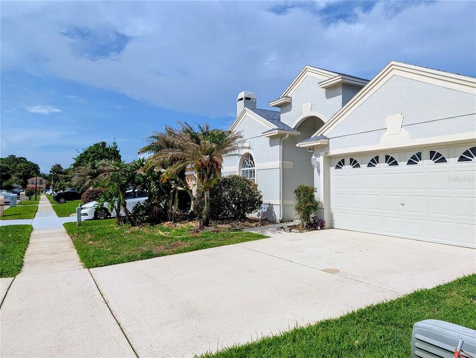 For Rent: $2,600 (4 beds, 2 baths, 2014 Square Feet)