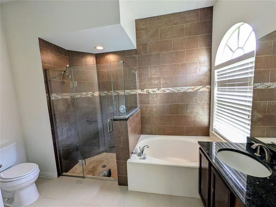 For Rent: $2,600 (4 beds, 2 baths, 2014 Square Feet)
