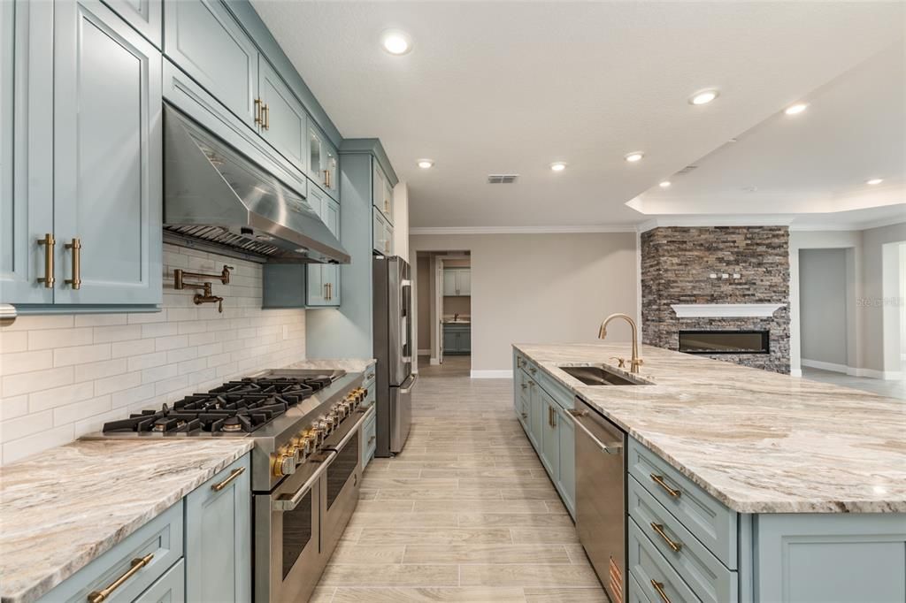 Active With Contract: $759,630 (3 beds, 3 baths, 2870 Square Feet)