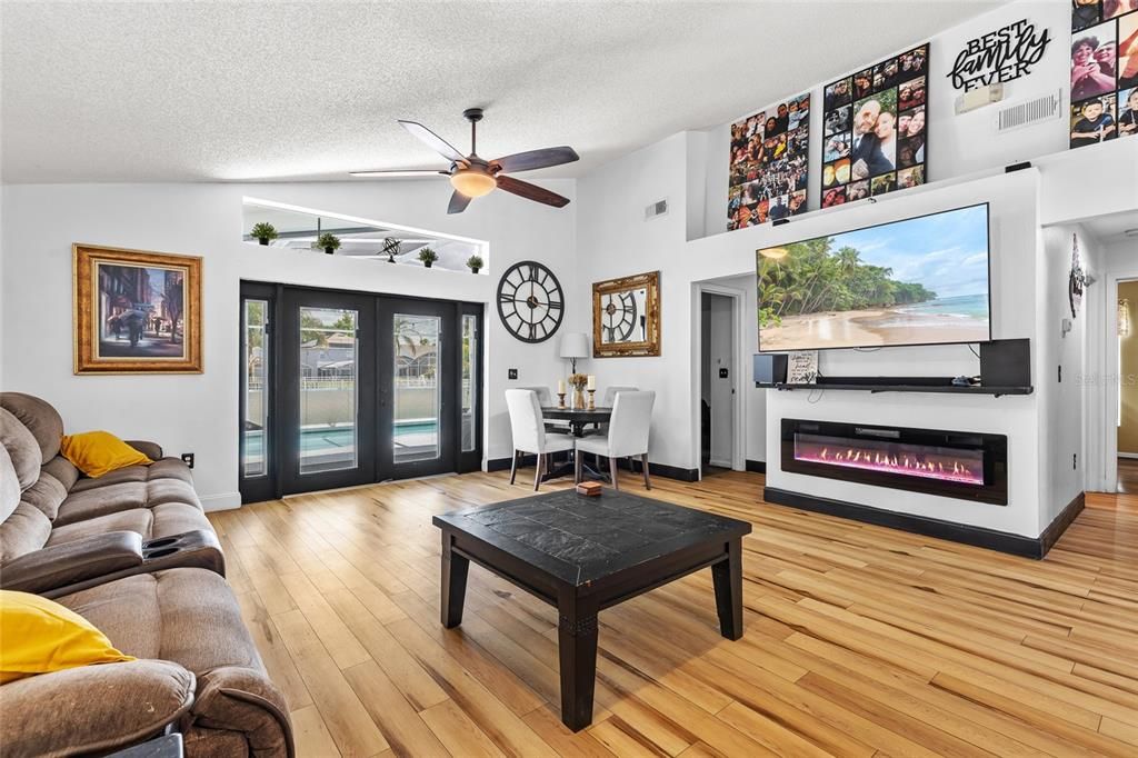 For Sale: $350,000 (3 beds, 2 baths, 1937 Square Feet)