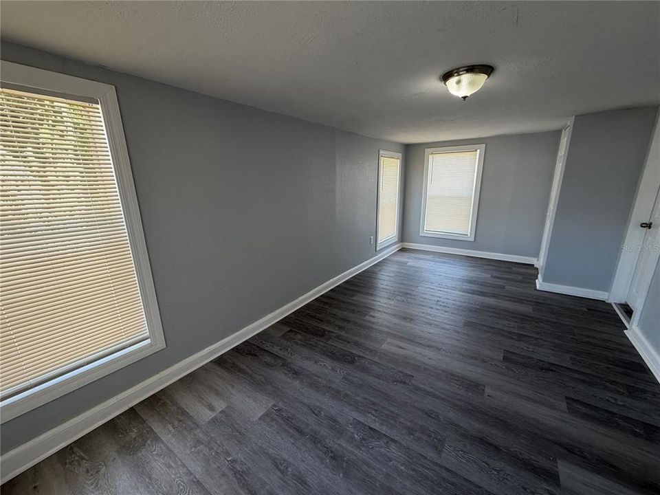 For Rent: $1,300 (3 beds, 1 baths, 896 Square Feet)