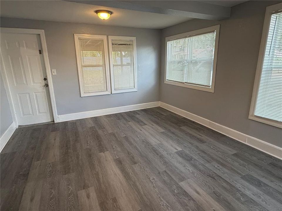 For Rent: $1,300 (3 beds, 1 baths, 896 Square Feet)