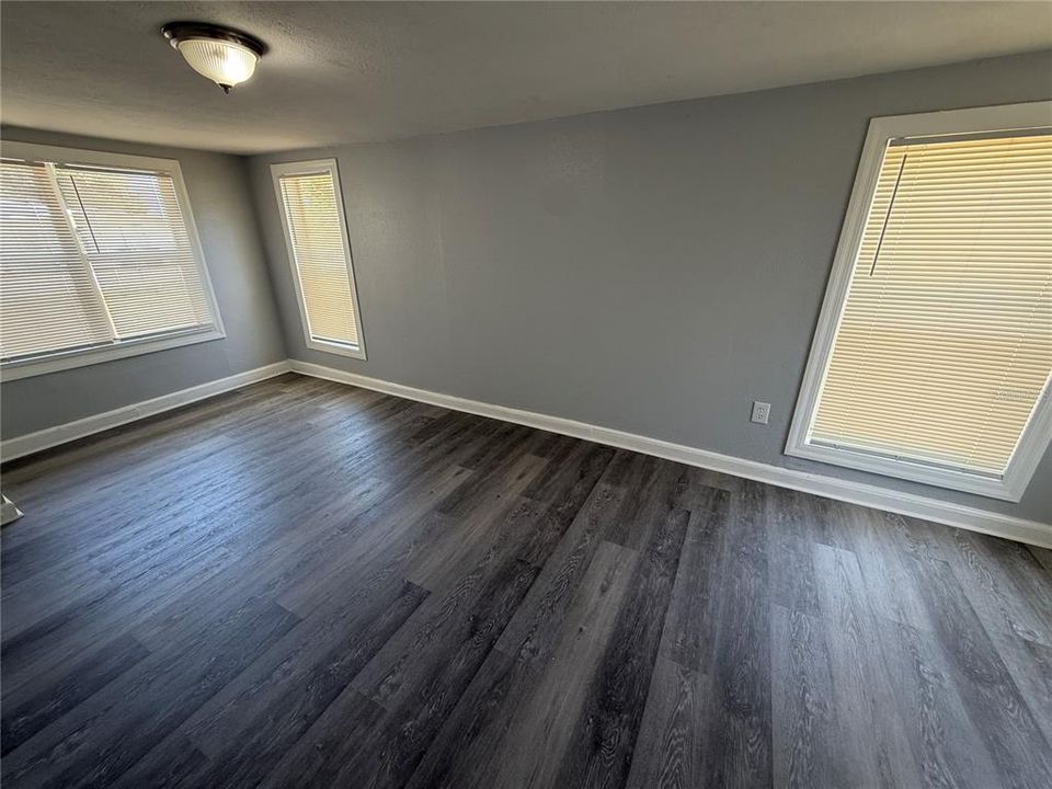 For Rent: $1,300 (3 beds, 1 baths, 896 Square Feet)