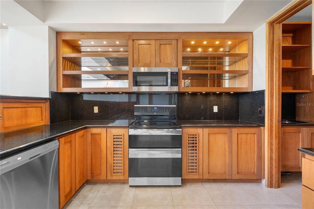 En Venta: $4,995,000 (4 camas, 4 baños, 3705 Pies cuadrados)