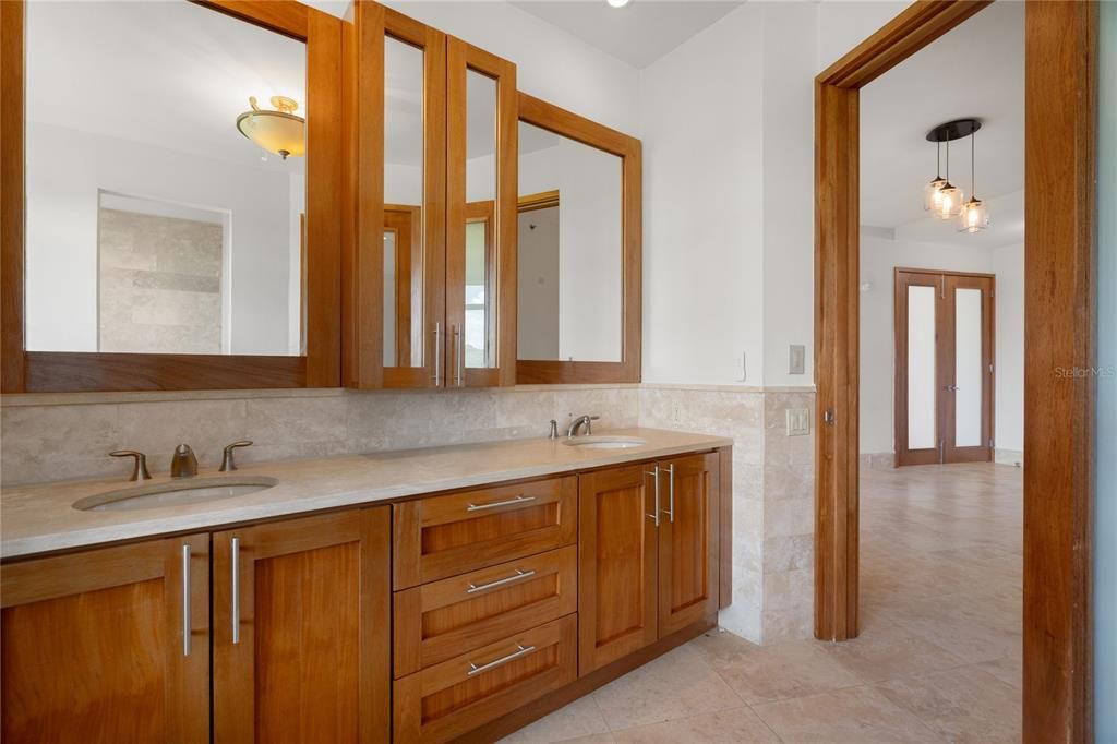 En Venta: $4,995,000 (4 camas, 4 baños, 3705 Pies cuadrados)