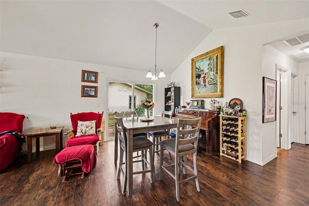 En Venta: $222,000 (3 camas, 2 baños, 1076 Pies cuadrados)