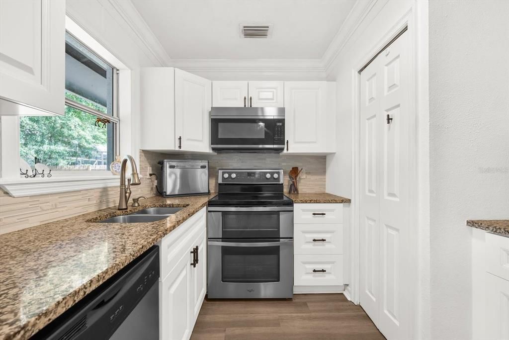 На продажу: $325,000 (2 спален, 1 ванн, 946 Квадратных фут)