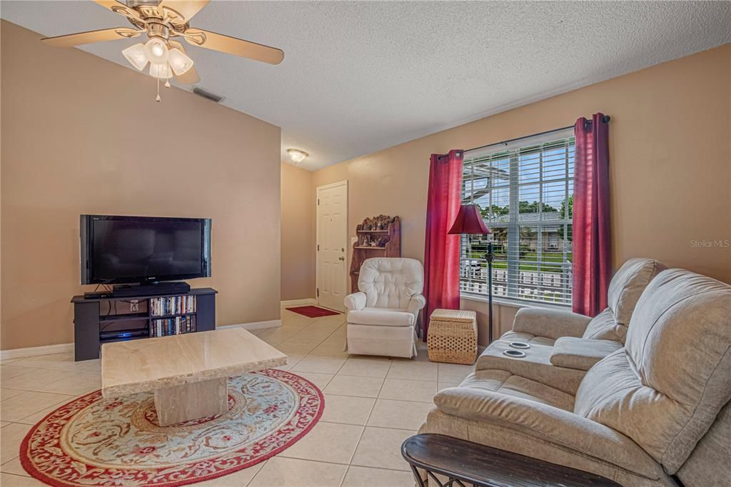 For Sale: $274,900 (3 beds, 2 baths, 1209 Square Feet)
