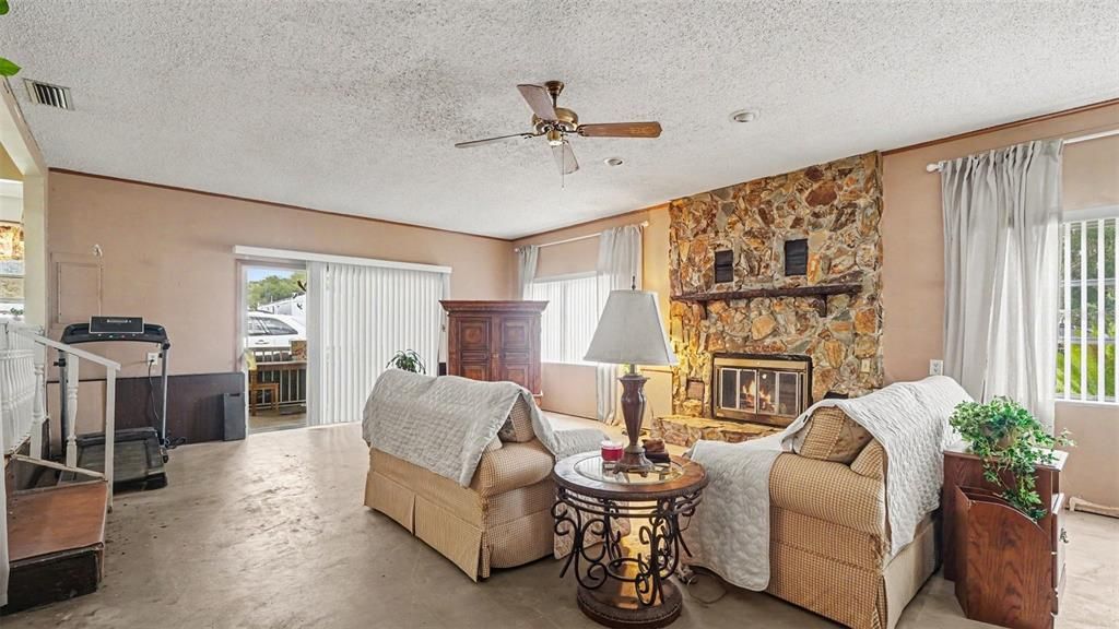 For Sale: $199,900 (3 beds, 2 baths, 1811 Square Feet)