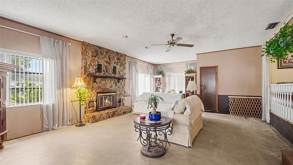 For Sale: $199,900 (3 beds, 2 baths, 1811 Square Feet)