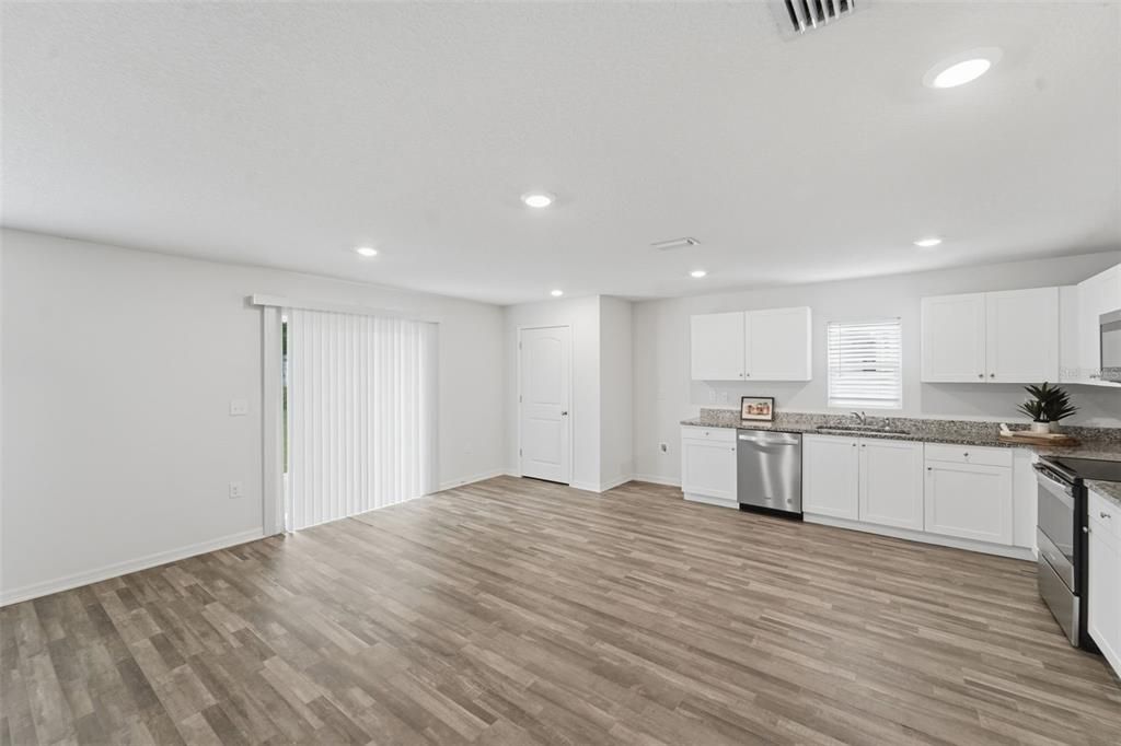 En Venta: $350,000 (4 camas, 2 baños, 2412 Pies cuadrados)