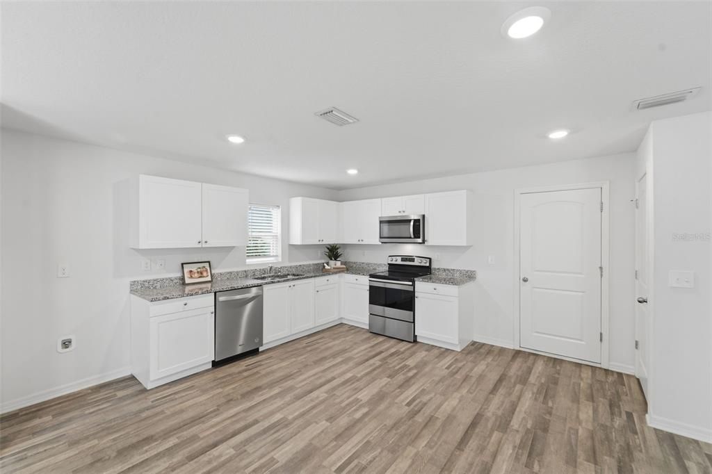 En Venta: $350,000 (4 camas, 2 baños, 2412 Pies cuadrados)