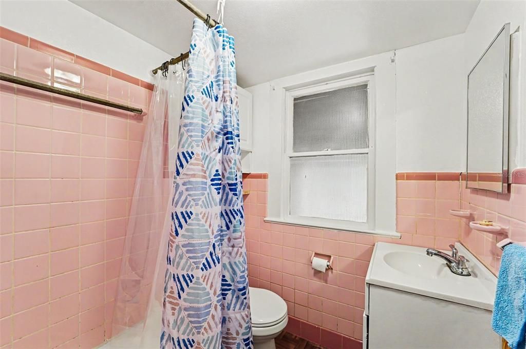 For Sale: $325,000 (2 beds, 1 baths, 1014 Square Feet)