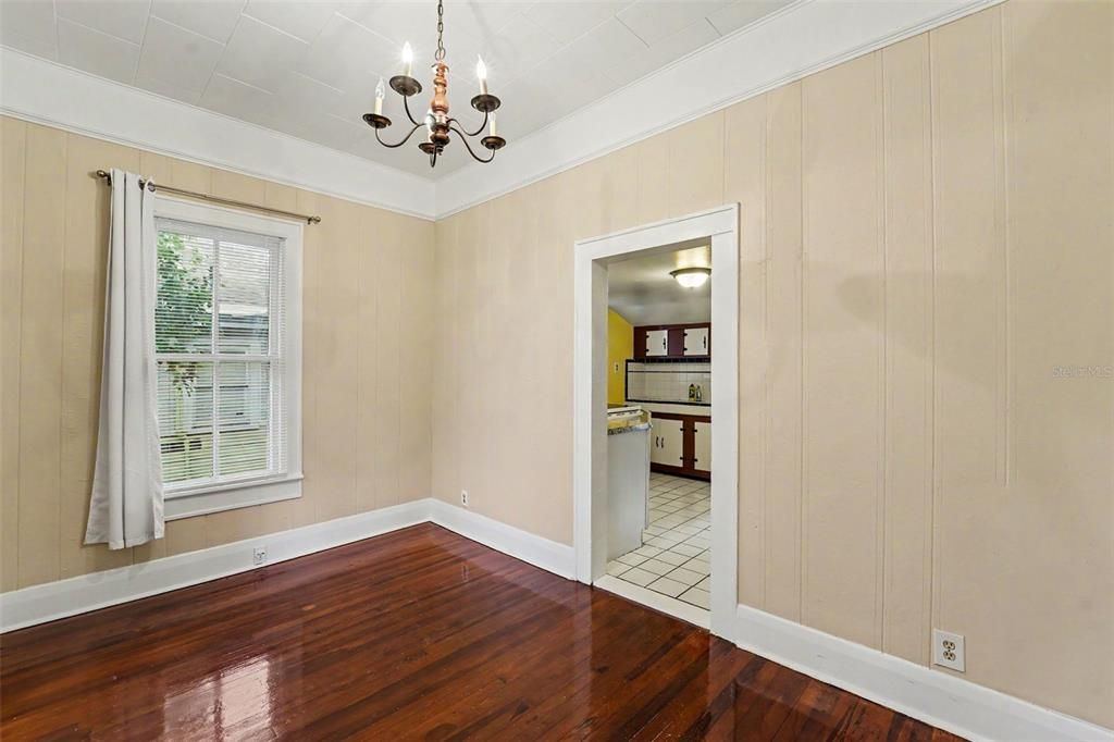 For Sale: $325,000 (2 beds, 1 baths, 1014 Square Feet)