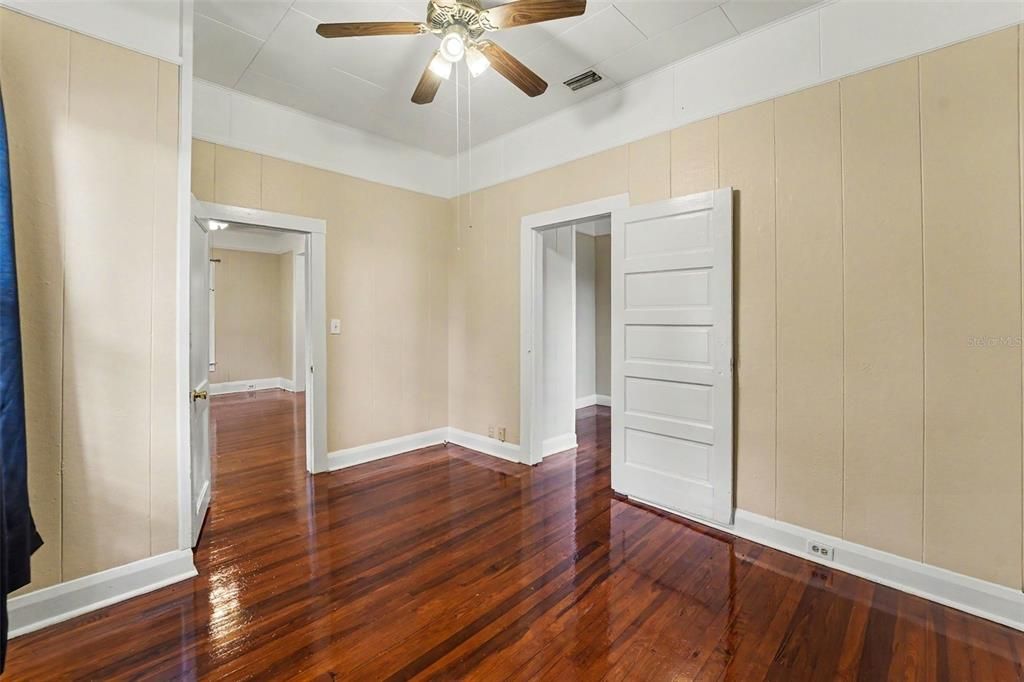 For Sale: $325,000 (2 beds, 1 baths, 1014 Square Feet)
