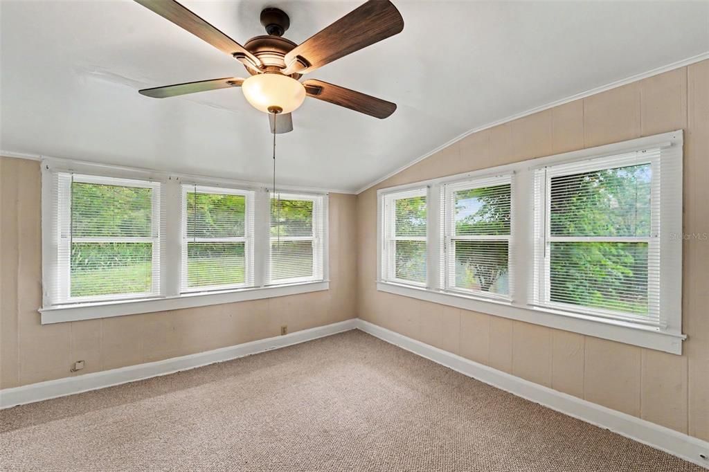 For Sale: $325,000 (2 beds, 1 baths, 1014 Square Feet)
