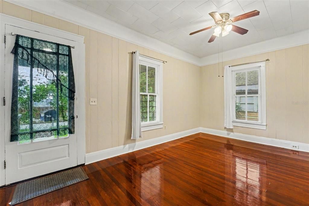 For Sale: $325,000 (2 beds, 1 baths, 1014 Square Feet)