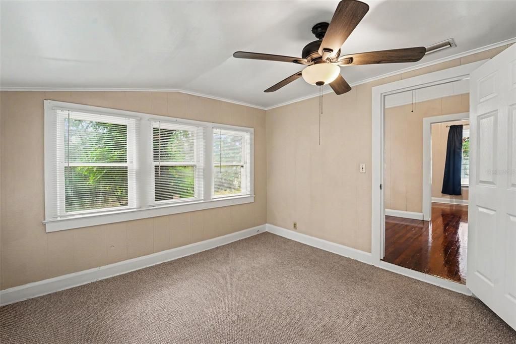 For Sale: $325,000 (2 beds, 1 baths, 1014 Square Feet)