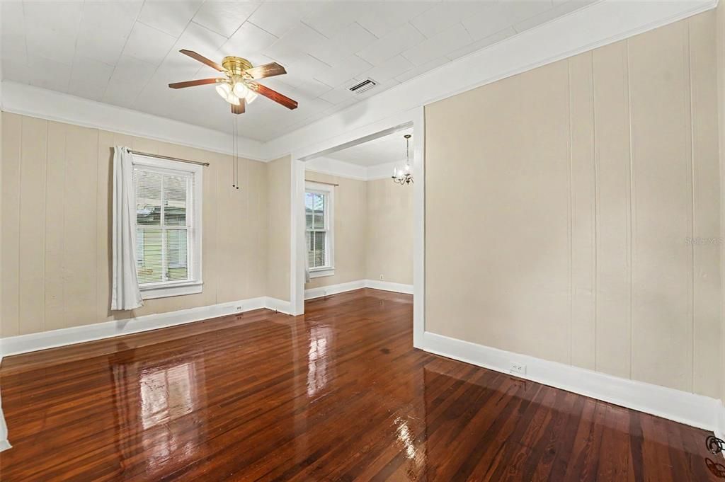 For Sale: $325,000 (2 beds, 1 baths, 1014 Square Feet)