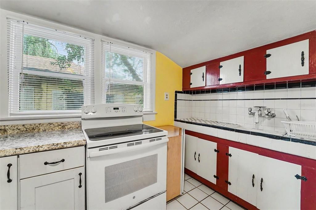 For Sale: $325,000 (2 beds, 1 baths, 1014 Square Feet)