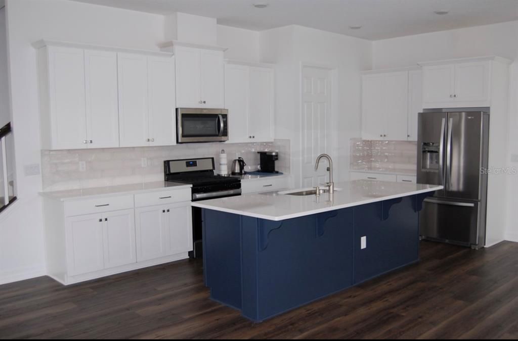 Active With Contract: $4,450 (4 beds, 2 baths, 2611 Square Feet)