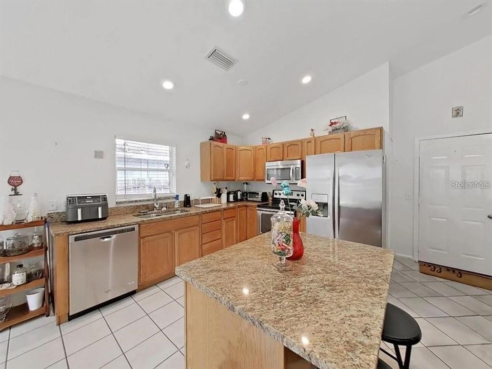 For Rent: $2,400 (3 beds, 2 baths, 1237 Square Feet)