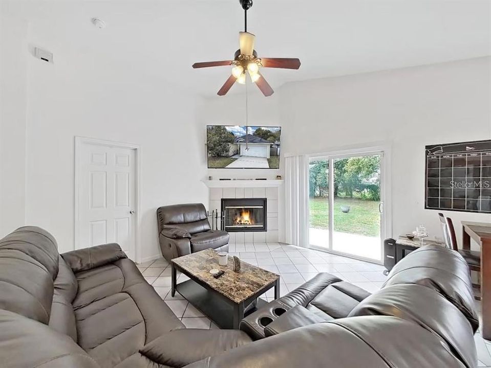 For Rent: $2,400 (3 beds, 2 baths, 1237 Square Feet)