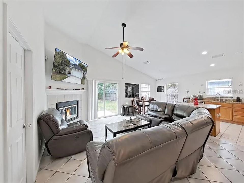 For Rent: $2,400 (3 beds, 2 baths, 1237 Square Feet)