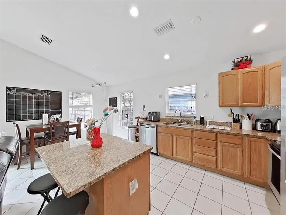 For Rent: $2,400 (3 beds, 2 baths, 1237 Square Feet)