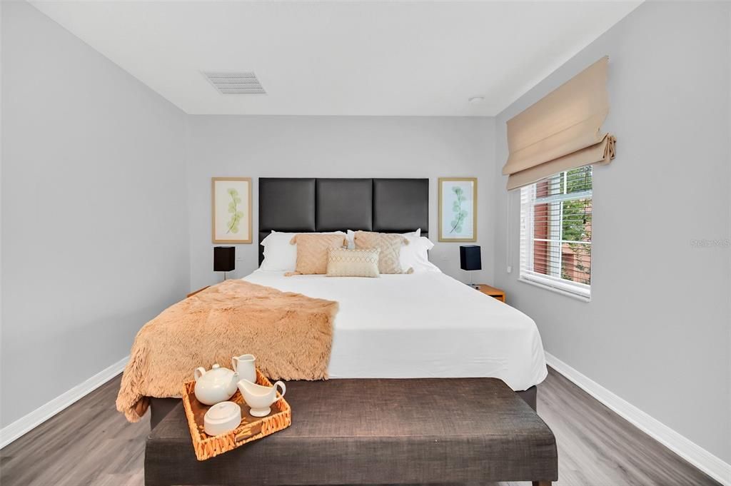 For Sale: $265,900 (2 beds, 2 baths, 1161 Square Feet)