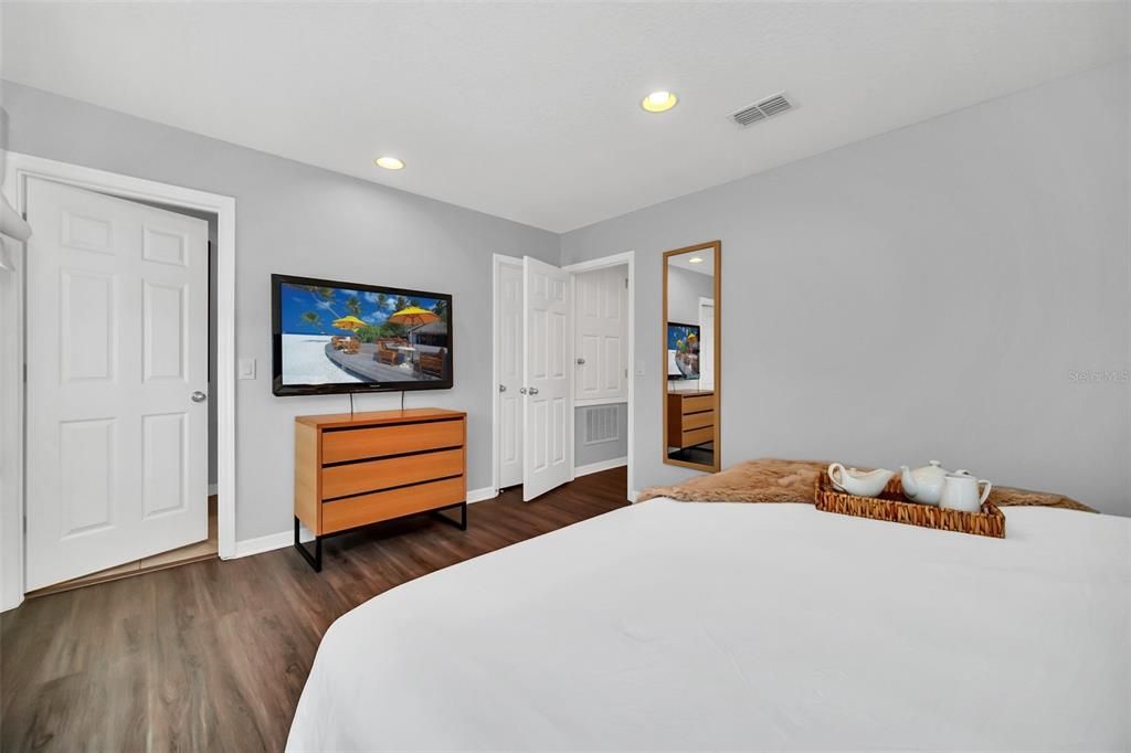For Sale: $265,900 (2 beds, 2 baths, 1161 Square Feet)