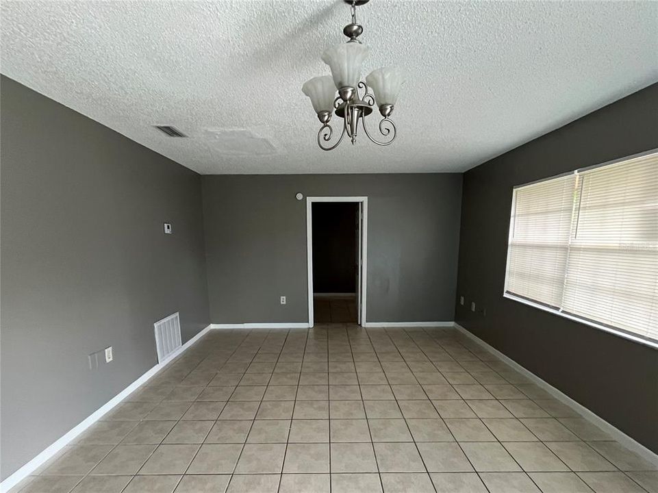 For Rent: $1,550 (3 beds, 1 baths, 1402 Square Feet)