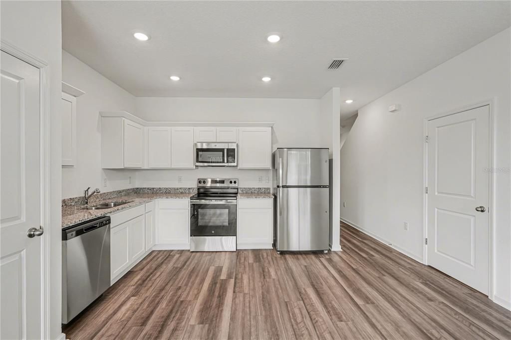For Rent: $1,695 (3 beds, 2 baths, 1386 Square Feet)