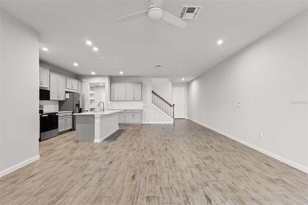 En Venta: $469,900 (4 camas, 3 baños, 2574 Pies cuadrados)