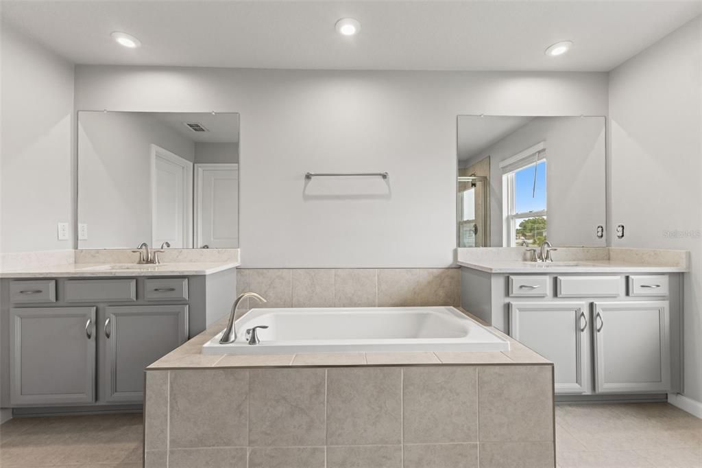 En Venta: $469,900 (4 camas, 3 baños, 2574 Pies cuadrados)