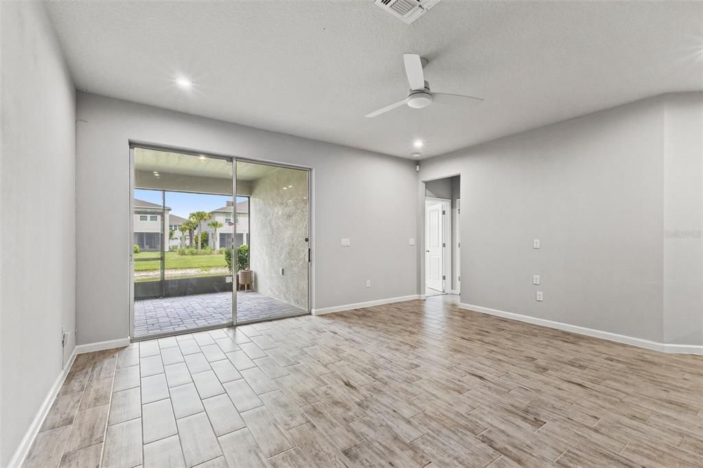 En Venta: $469,900 (4 camas, 3 baños, 2574 Pies cuadrados)