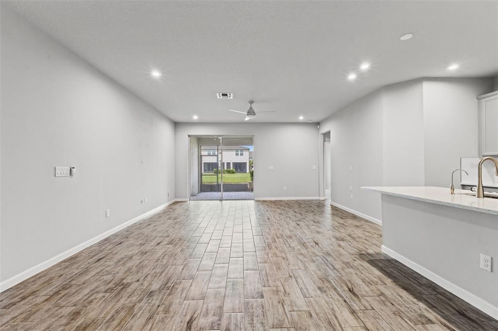 En Venta: $469,900 (4 camas, 3 baños, 2574 Pies cuadrados)